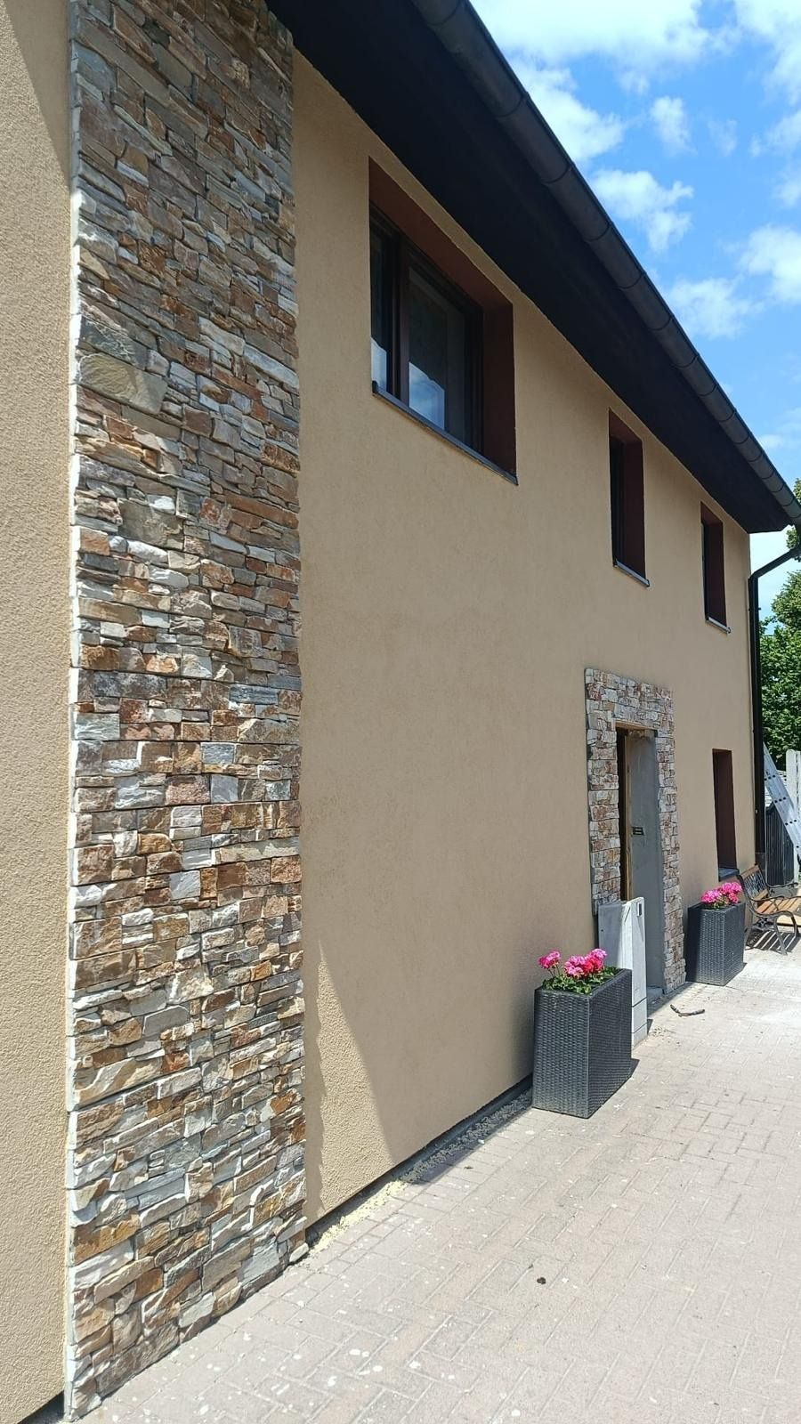 Fertige Fassade mit Natursteinverkleidung