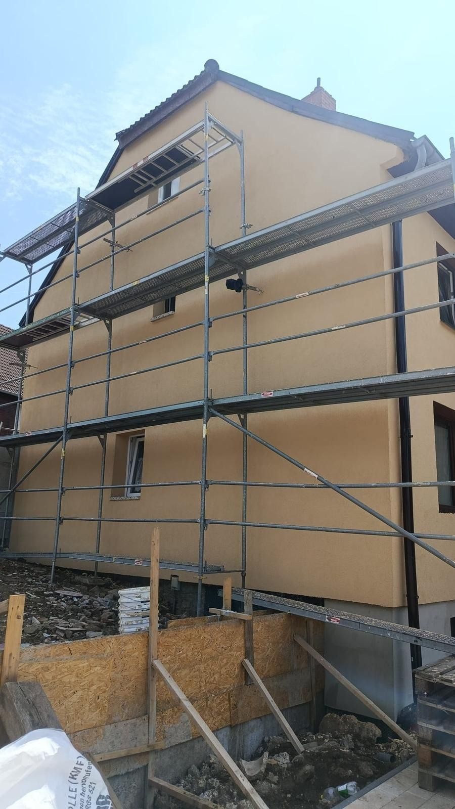 Eingerüstete Fassade während der Arbeiten