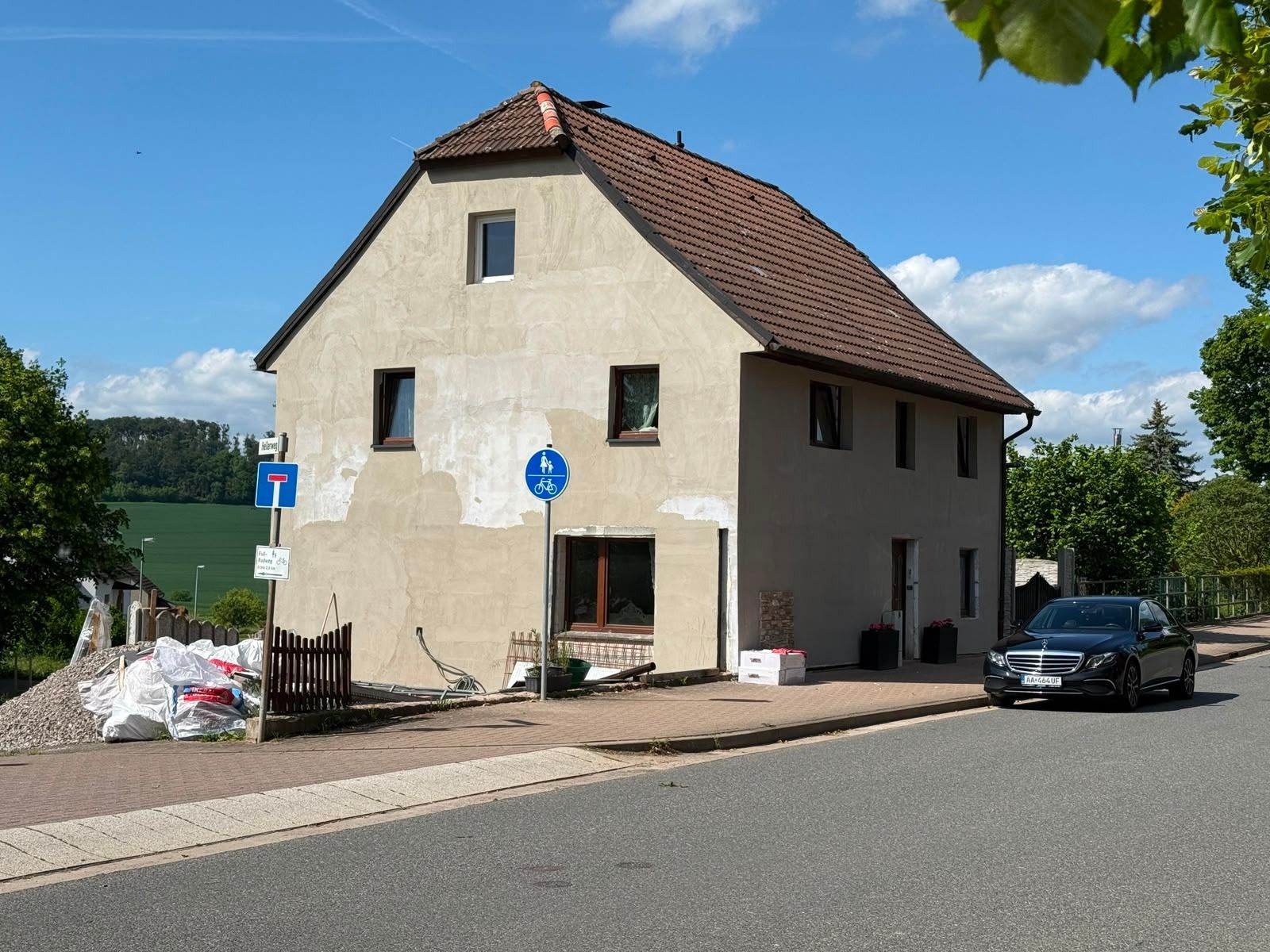 Wohnhaus vor Beginn der Sanierungsarbeiten