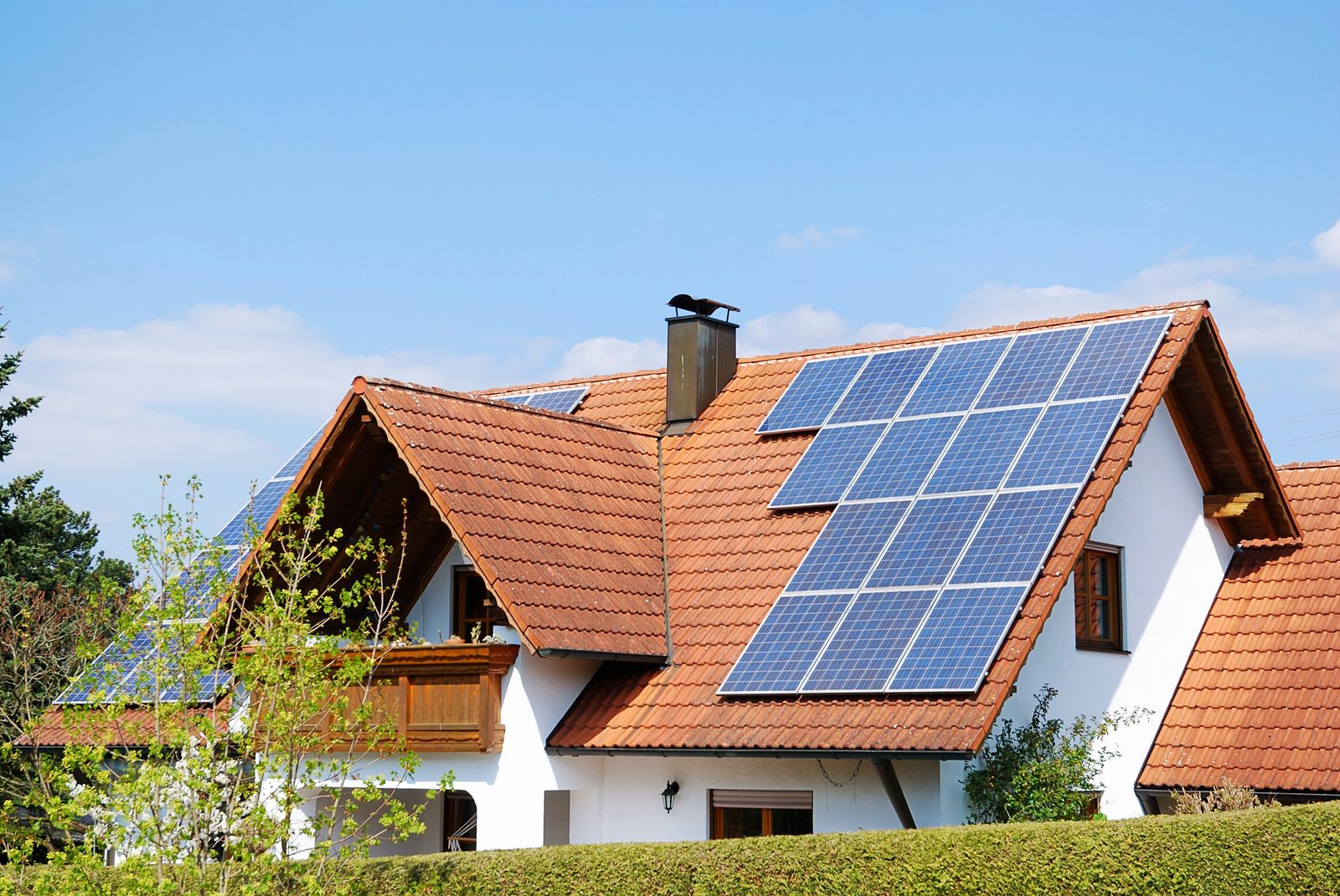 Einfamilienhaus mit Photovoltaikanlage auf dem Ziegeldach