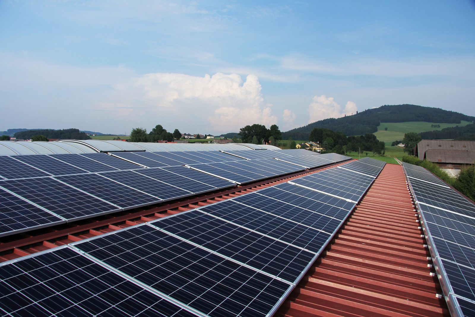 Solarmodule auf einem Trapezblechdach in ländlicher Umgebung