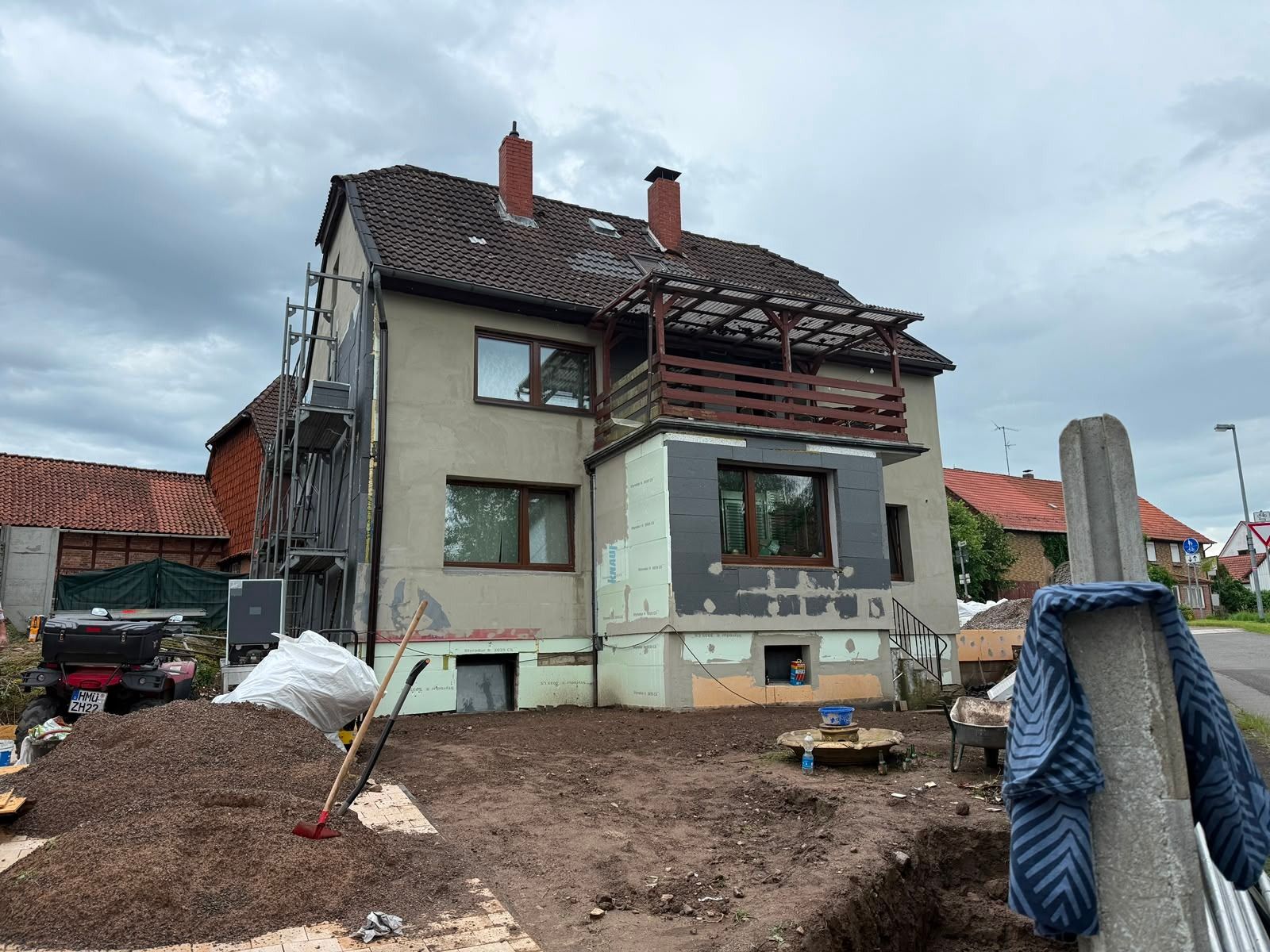 Mehrfamilienhaus während der Sanierung mit Gerüst und Baustelle